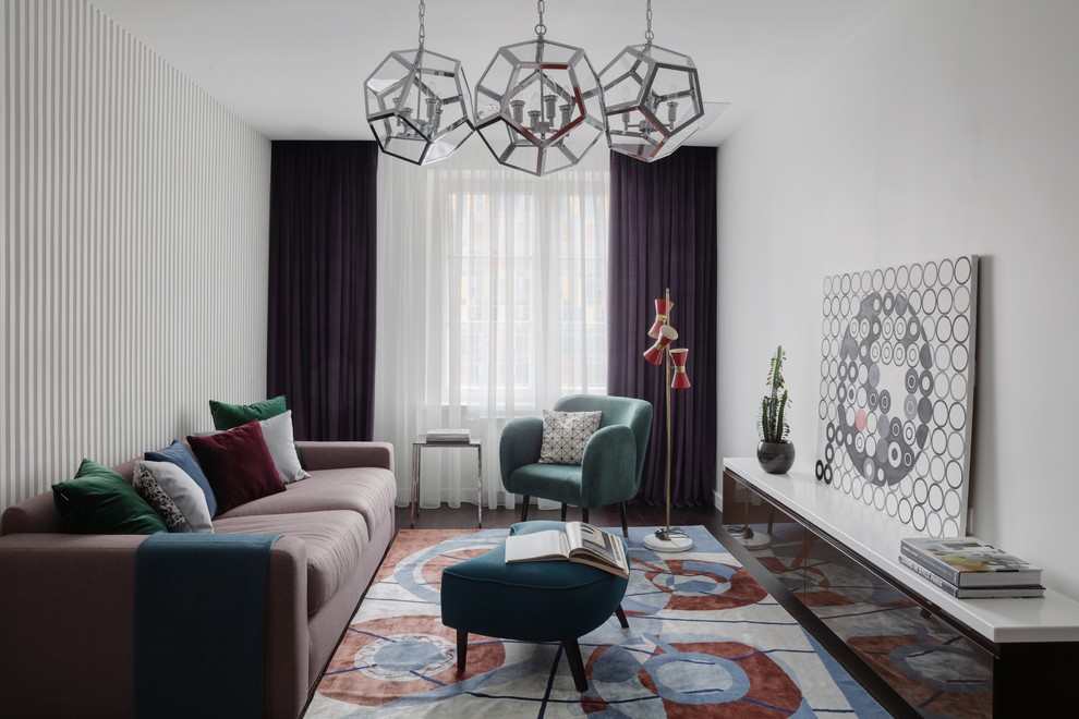 Свежая идея для дизайна: парадная, открытая гостиная комната в современном стиле с белыми стенами, темным паркетным полом, коричневым полом и тюлем на окнах - отличное фото интерьера