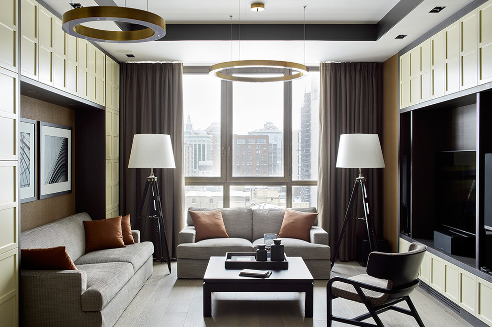 Свежая идея для дизайна: парадная гостиная комната:: освещение в современном стиле с коричневыми стенами, светлым паркетным полом и отдельно стоящим телевизором - отличное фото интерьера