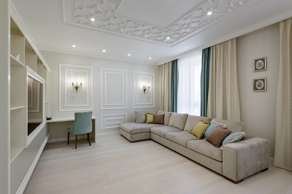 Inspiration pour un salon traditionnel de taille moyenne avec un mur beige, parquet clair, un téléviseur fixé au mur et un sol beige.