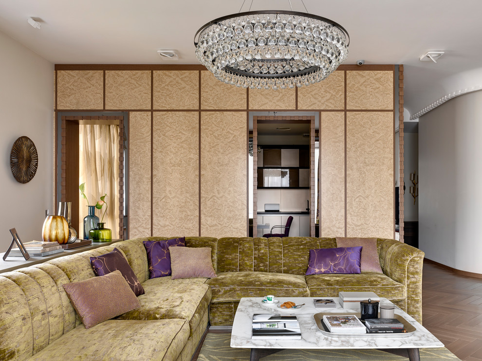 Стильный дизайн: парадная гостиная комната в современном стиле с бежевыми стенами, паркетным полом среднего тона, коричневым полом и тюлем на окнах - последний тренд