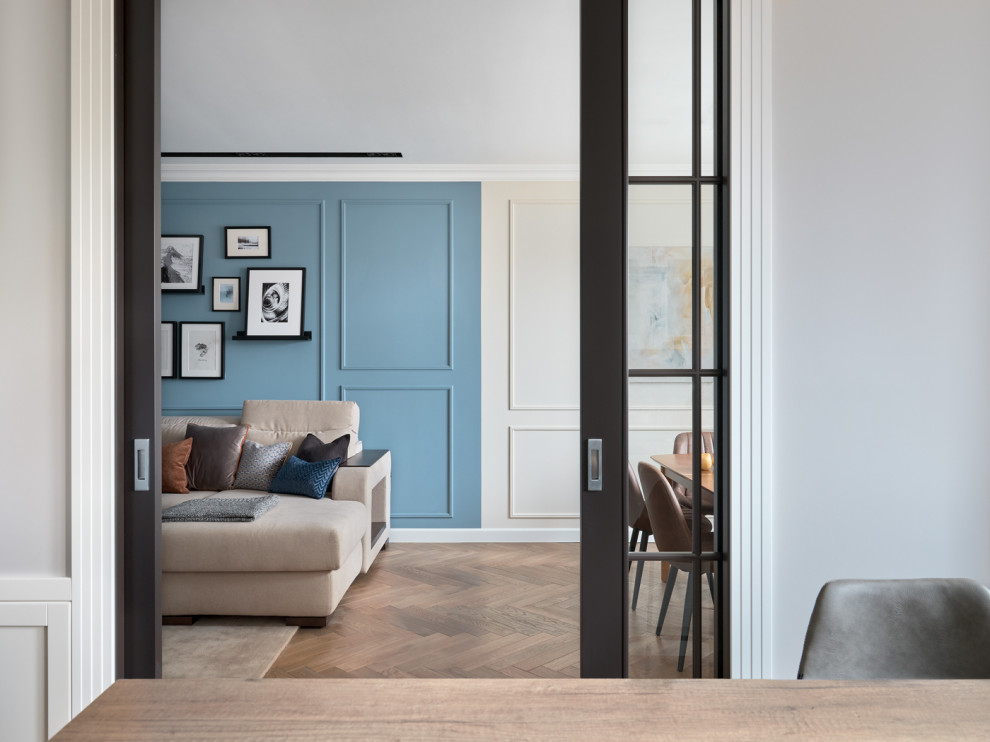 Источник вдохновения для домашнего уюта: гостиная комната среднего размера в современном стиле с синими стенами и коричневым полом