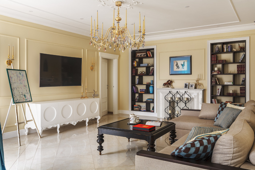 Ispirazione per un soggiorno tradizionale con pareti gialle, pavimento beige, sala formale e TV a parete