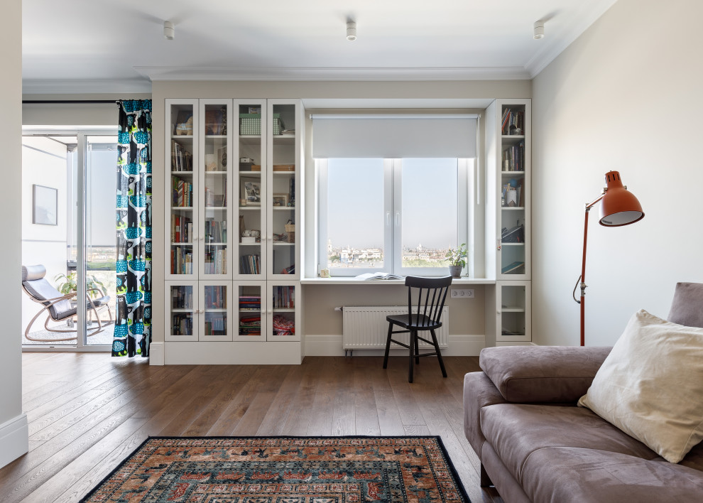 Inspiration pour un salon nordique de taille moyenne et ouvert avec une bibliothèque ou un coin lecture, un mur beige, parquet peint, un téléviseur encastré et un sol marron.