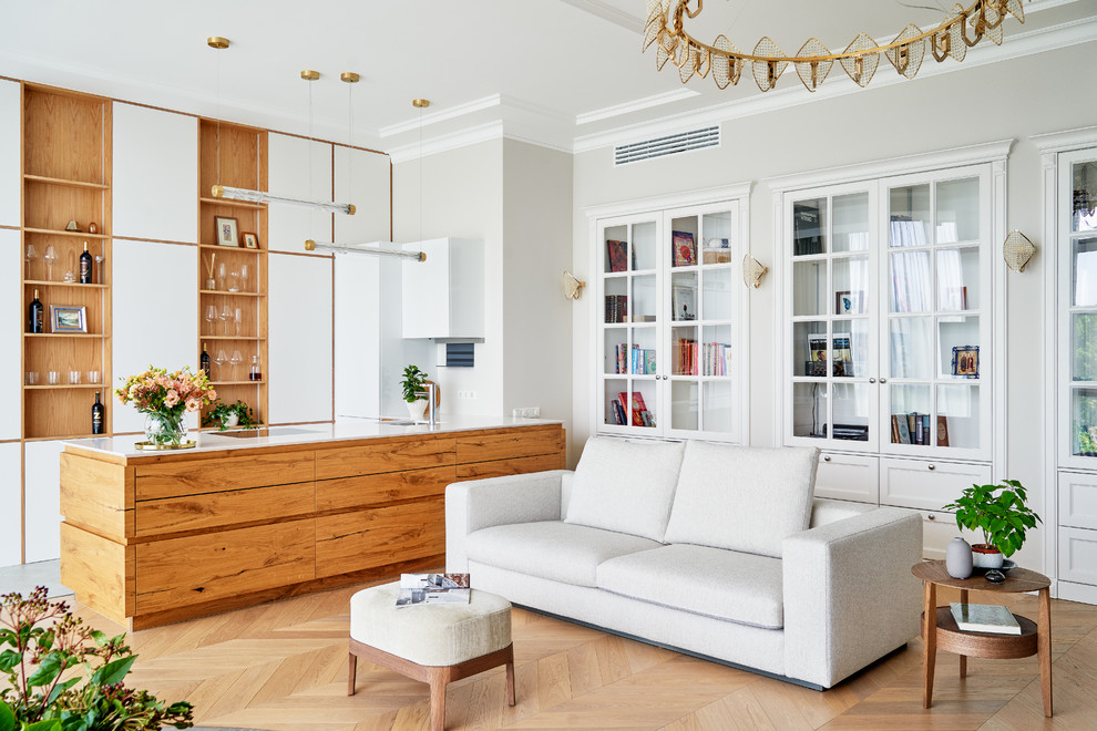 Пример оригинального дизайна: открытая гостиная комната в стиле неоклассика (современная классика) с домашним баром, серыми стенами, светлым паркетным полом и коричневым полом без камина