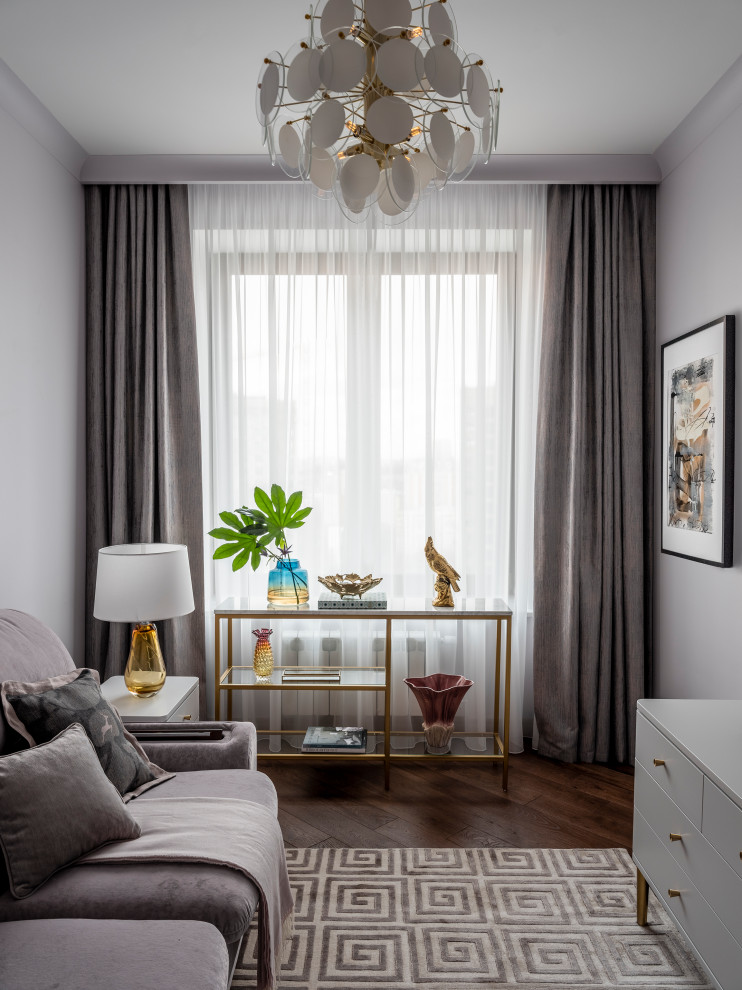 Стильный дизайн: маленькая изолированная гостиная комната в стиле неоклассика (современная классика) с розовыми стенами, паркетным полом среднего тона, телевизором на стене и коричневым полом без камина для на участке и в саду - последний тренд