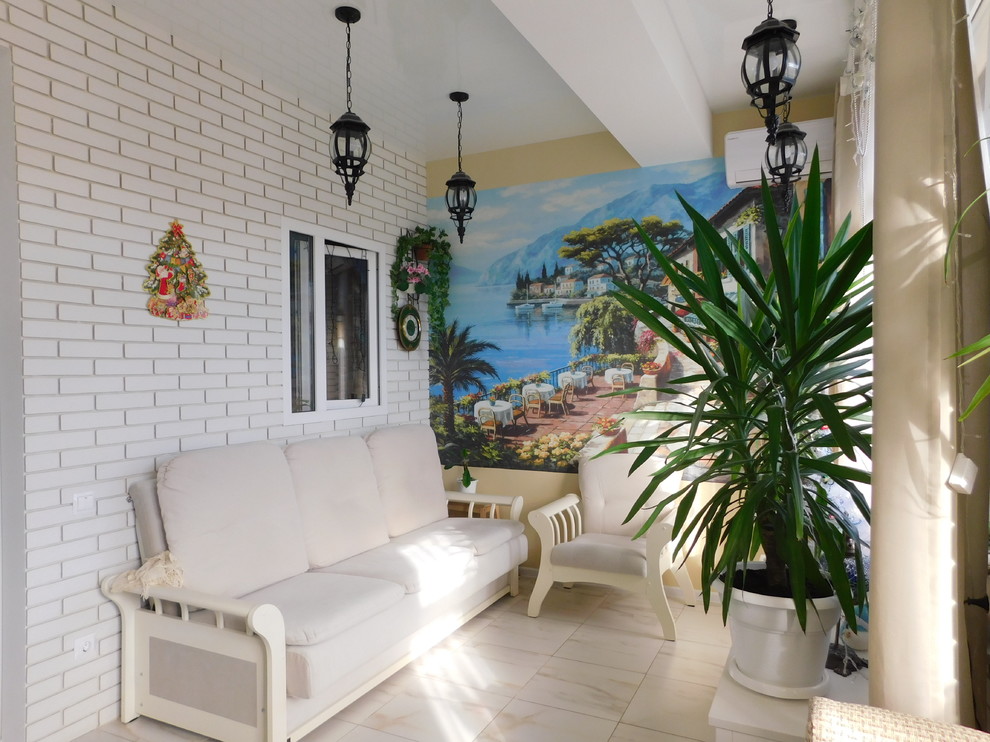 Идея дизайна: маленькая открытая гостиная комната в стиле фьюжн с белыми стенами, полом из керамогранита, телевизором на стене и белым полом для на участке и в саду