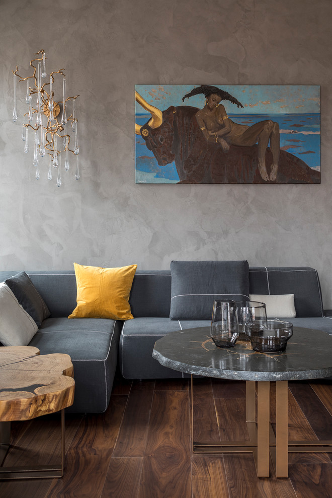 Esempio di un grande soggiorno design aperto con pareti grigie, parquet scuro e pavimento marrone