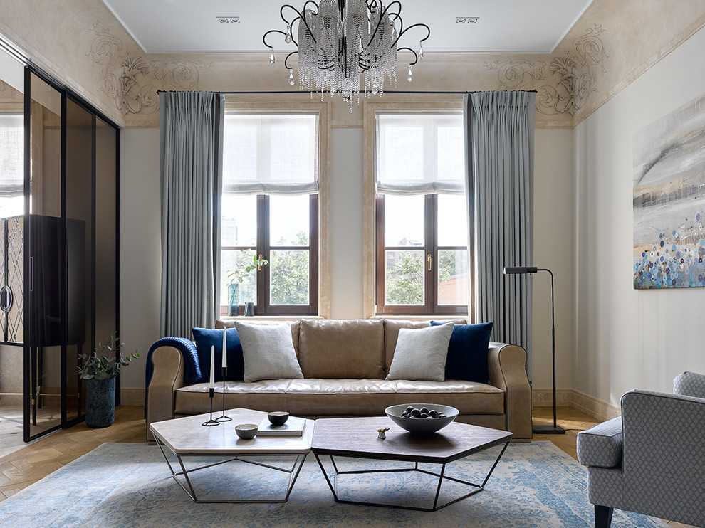 Свежая идея для дизайна: изолированная, объединенная гостиная комната в стиле неоклассика (современная классика) с белыми стенами, паркетным полом среднего тона и коричневым полом - отличное фото интерьера