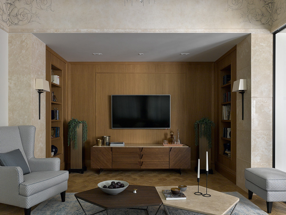 Diseño de salón cerrado tradicional renovado con paredes marrones, suelo de madera en tonos medios, televisor colgado en la pared y suelo marrón