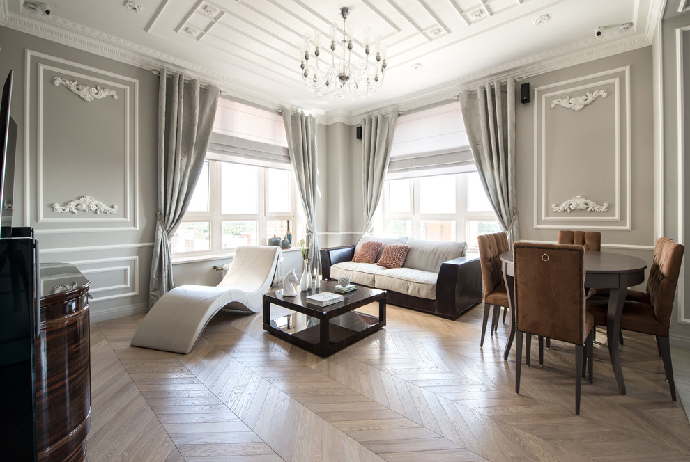 Пример оригинального дизайна: гостиная комната в стиле неоклассика (современная классика) с серыми стенами и светлым паркетным полом