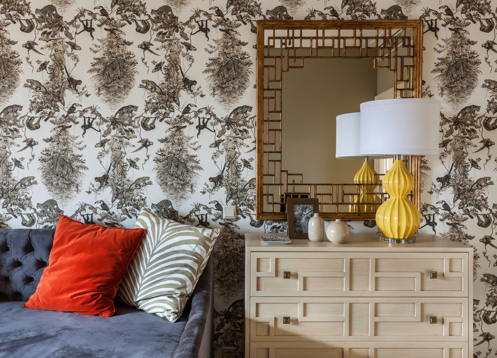 Свежая идея для дизайна: гостиная комната в стиле неоклассика (современная классика) с разноцветными стенами - отличное фото интерьера