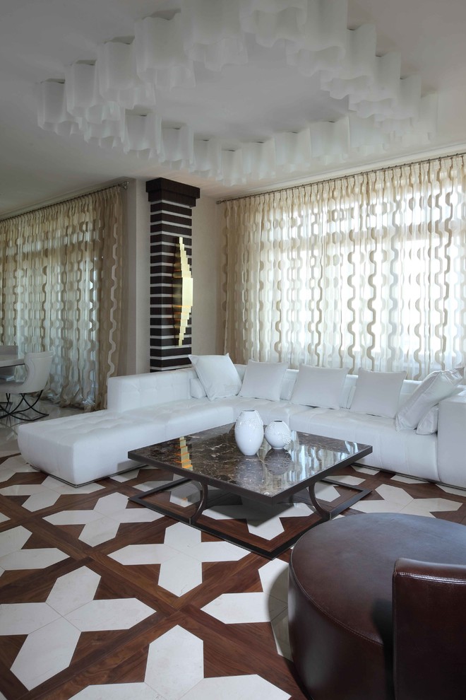 Esempio di un grande soggiorno tradizionale aperto con sala formale, pareti beige e parquet scuro