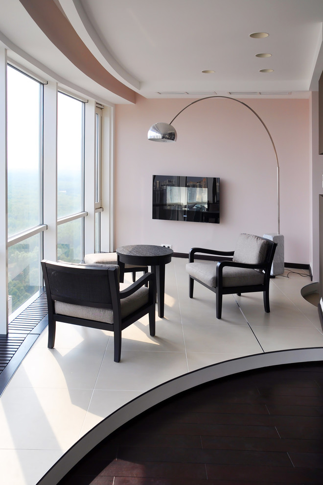 Стильный дизайн: гостиная комната в современном стиле с розовыми стенами и акцентной стеной без телевизора - последний тренд