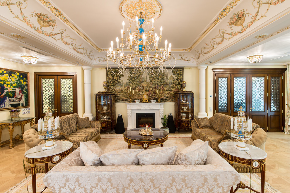 Foto di un soggiorno vittoriano aperto con pareti beige e camino classico