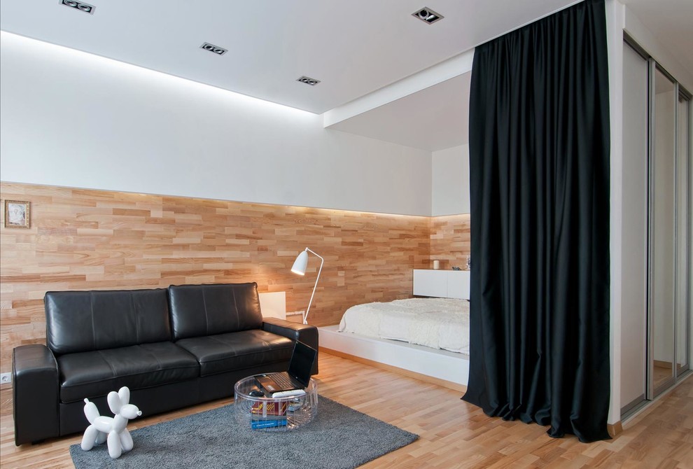 На фото: парадная, открытая, объединенная гостиная комната в современном стиле с паркетным полом среднего тона и коричневым полом