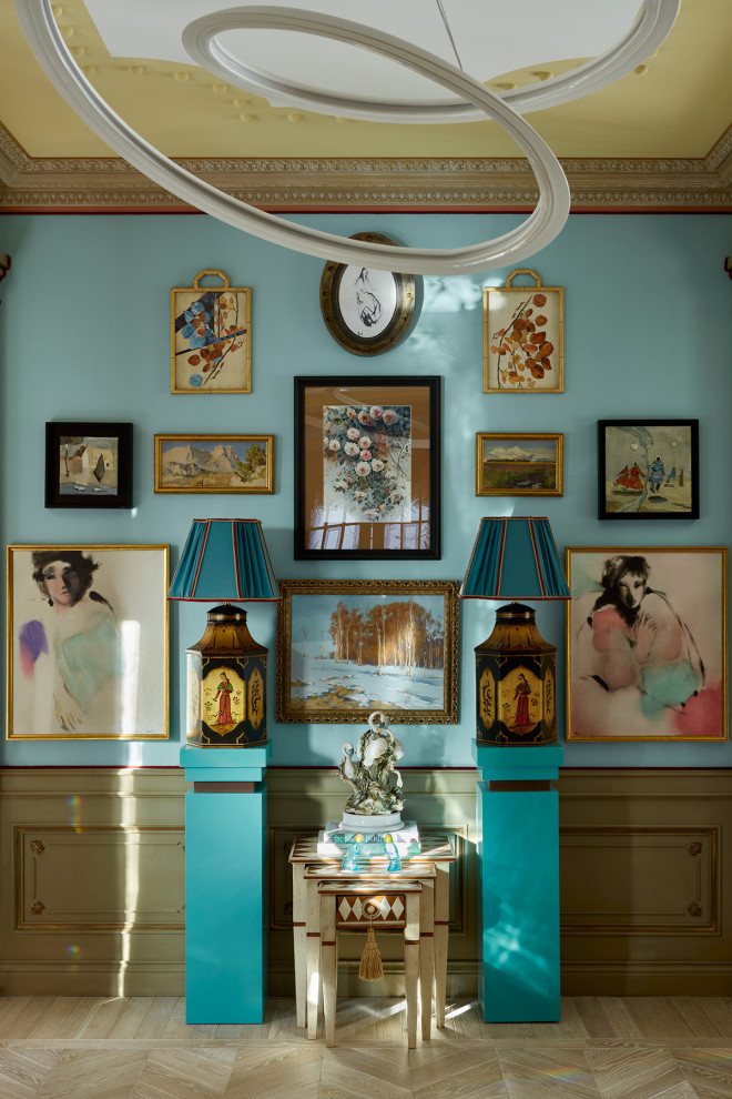 Foto di un soggiorno boho chic con pareti blu, parquet chiaro e pavimento beige