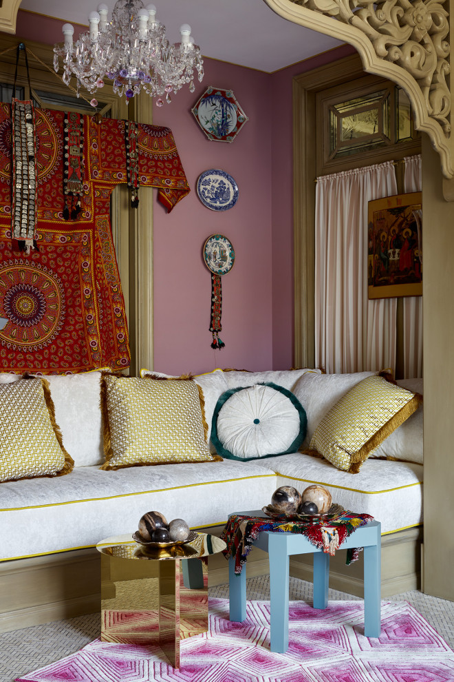 Идея дизайна: гостиная комната в восточном стиле с розовыми стенами
