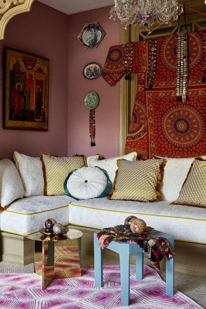 Idéer för orientaliska vardagsrum, med rosa väggar