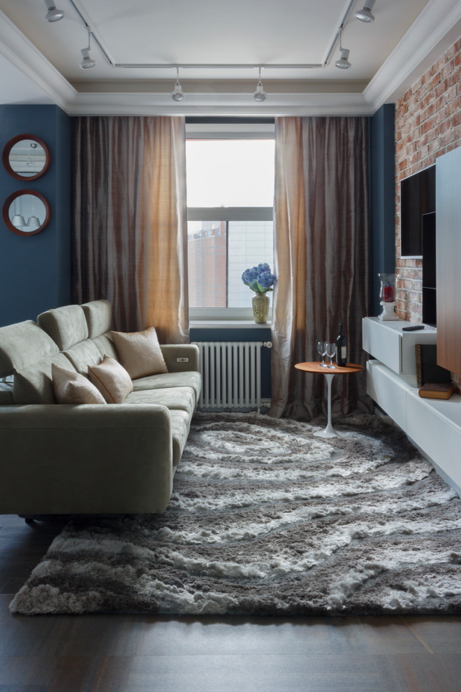 На фото: открытая гостиная комната в стиле фьюжн с синими стенами, ковровым покрытием и телевизором на стене с