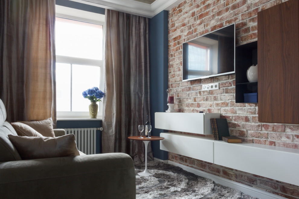 Immagine di un soggiorno eclettico aperto con pareti blu, moquette e TV a parete