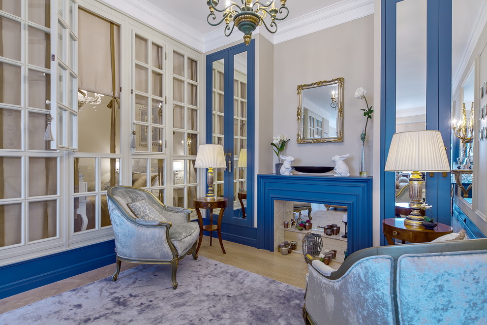 Пример оригинального дизайна: парадная гостиная комната в классическом стиле с серыми стенами и светлым паркетным полом