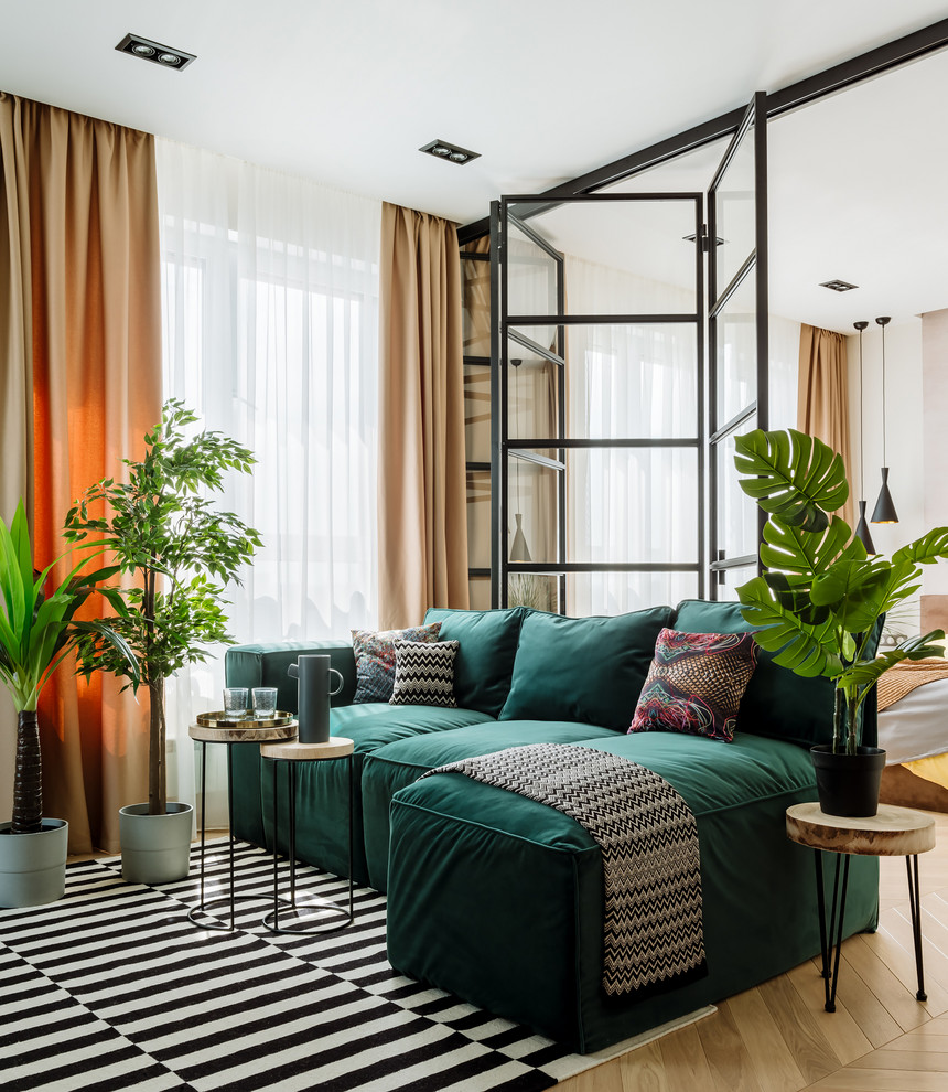 Ispirazione per un soggiorno contemporaneo con parquet chiaro e pavimento beige