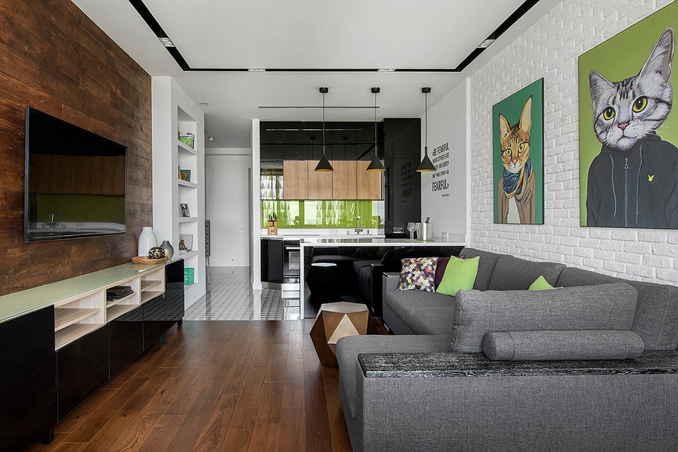 Ispirazione per un soggiorno contemporaneo di medie dimensioni e aperto con pareti bianche, pavimento in legno massello medio, TV a parete, pavimento marrone e sala formale