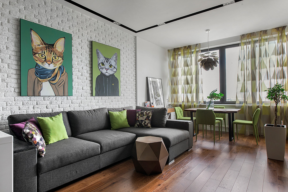 Idee per un soggiorno minimal di medie dimensioni e aperto con pareti bianche, pavimento in legno massello medio, TV a parete e pavimento marrone