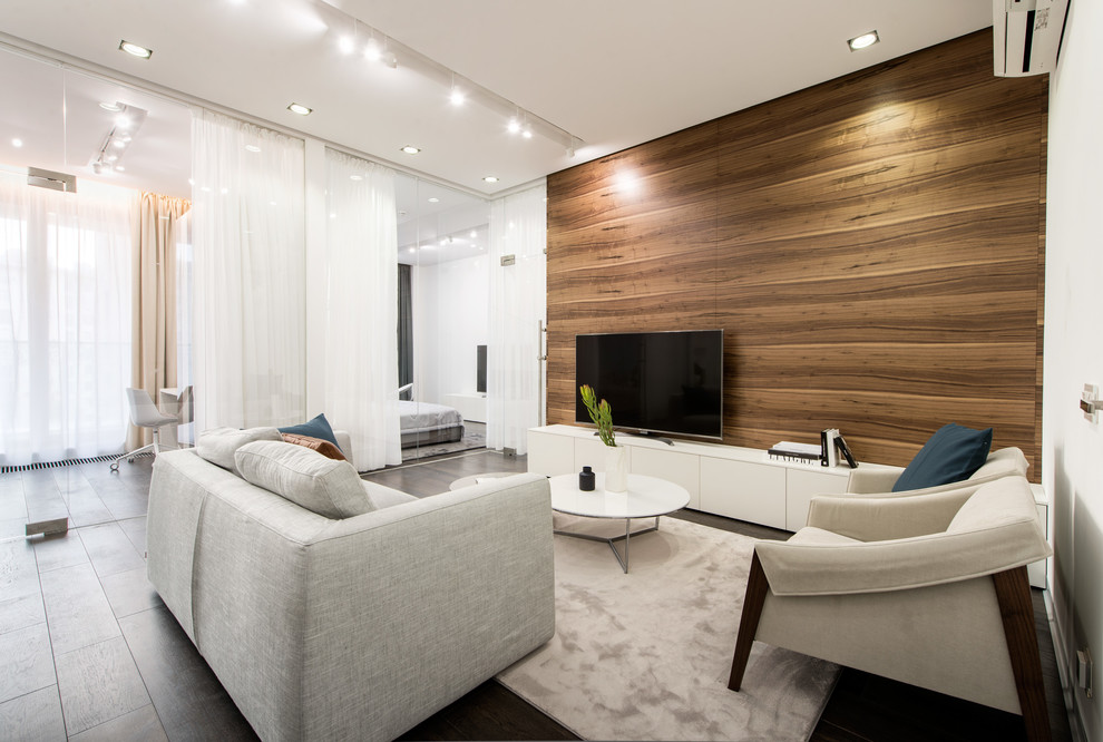 Свежая идея для дизайна: гостиная комната в современном стиле с коричневыми стенами, отдельно стоящим телевизором и черным полом - отличное фото интерьера