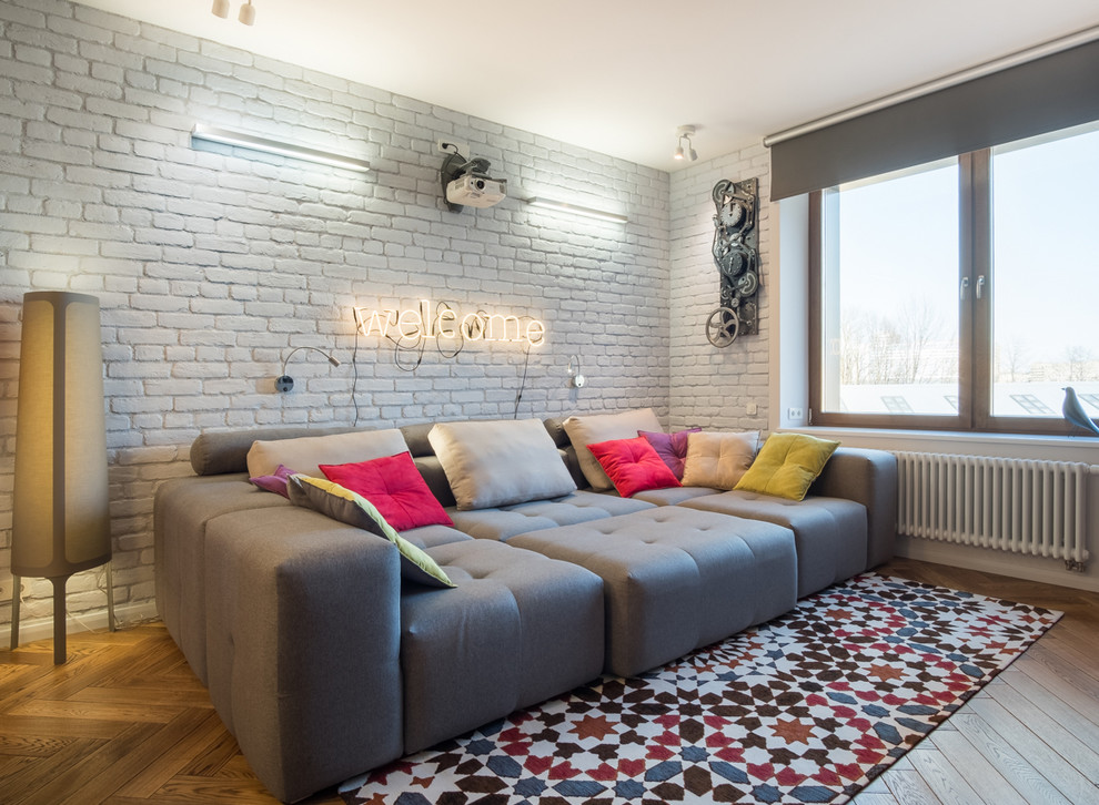 Foto di un soggiorno industriale di medie dimensioni e aperto con pareti bianche, pavimento in legno massello medio, sala formale e pavimento marrone