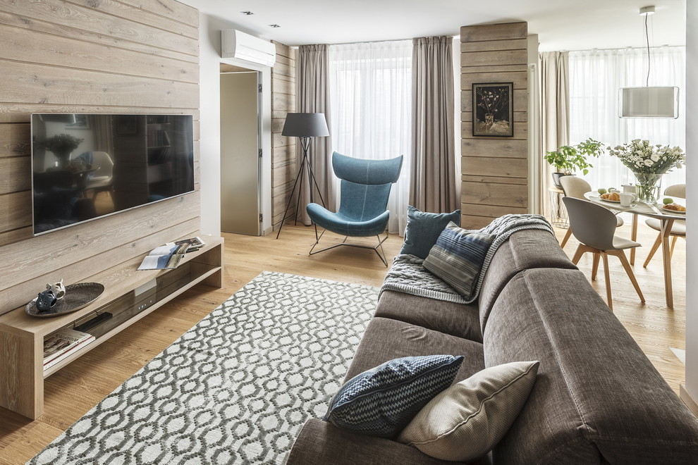 Repräsentatives, Offenes Modernes Wohnzimmer mit weißer Wandfarbe, hellem Holzboden, TV-Wand und beigem Boden in Moskau