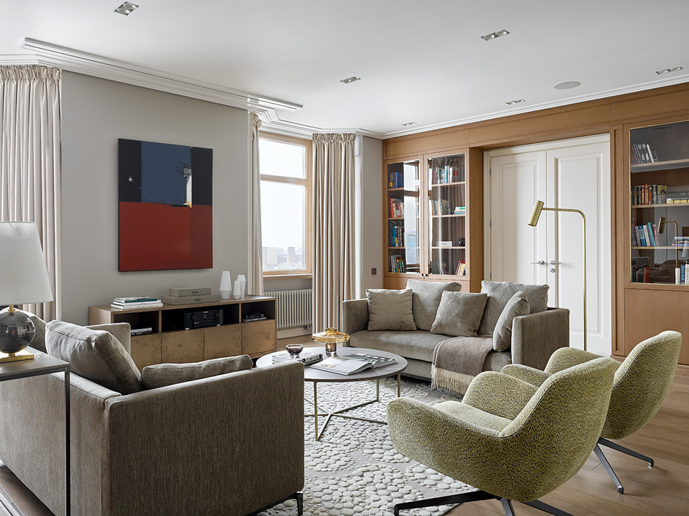 Идея дизайна: гостиная комната:: освещение в современном стиле с серыми стенами, паркетным полом среднего тона и коричневым полом