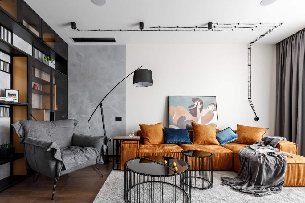 Inspiration för ett funkis vardagsrum, med mellanmörkt trägolv och brunt golv