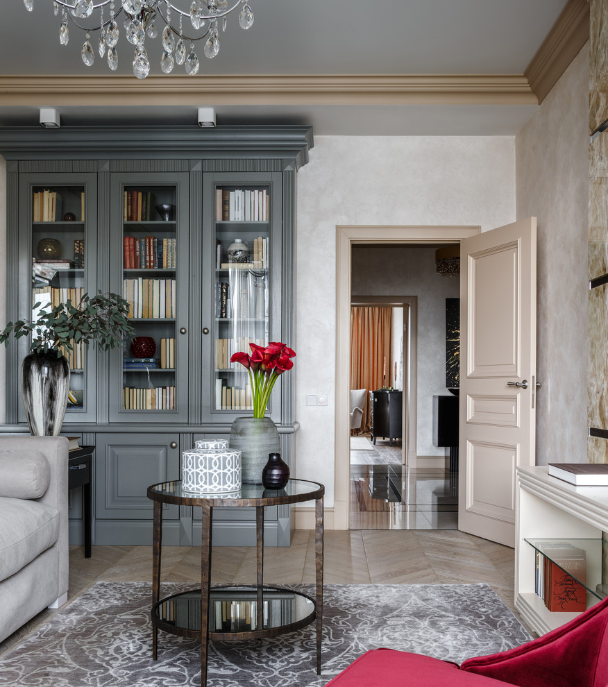 Immagine di un soggiorno chic chiuso con pareti beige, pavimento beige e libreria