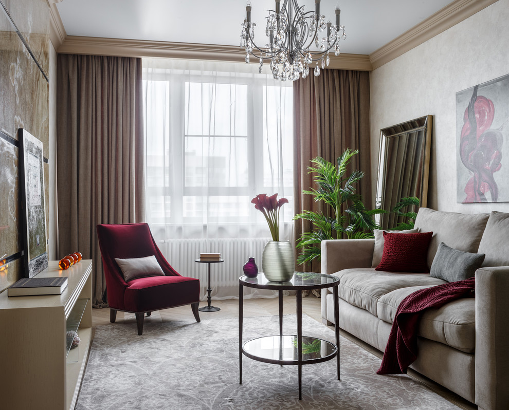 Ispirazione per un soggiorno classico con pareti beige, parquet chiaro e pavimento beige
