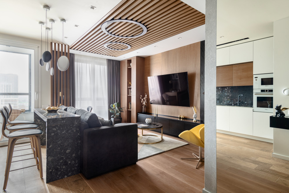 Offenes Modernes Wohnzimmer mit brauner Wandfarbe, hellem Holzboden, TV-Wand und beigem Boden in Moskau