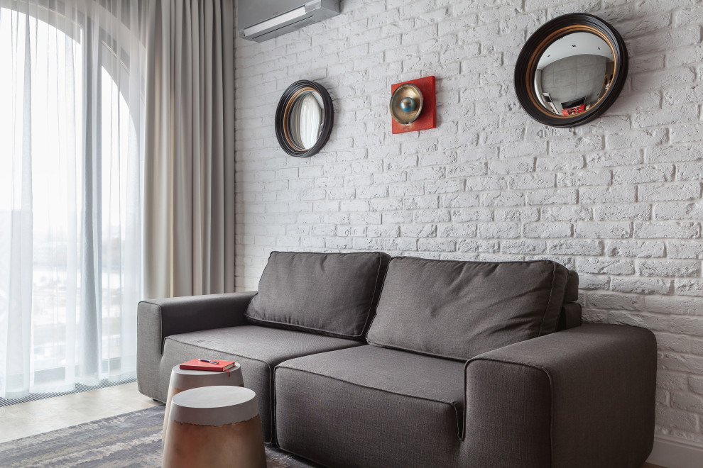 Ejemplo de salón abierto urbano pequeño con paredes blancas, suelo de madera en tonos medios, televisor independiente y suelo beige