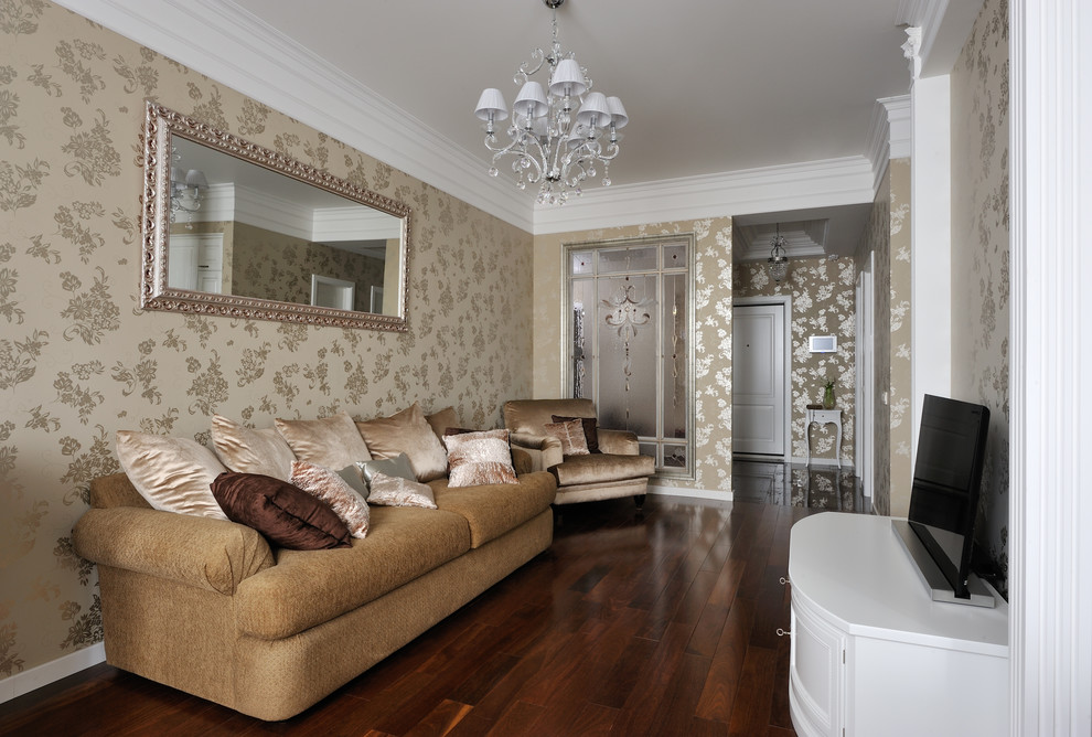 Пример оригинального дизайна: изолированная гостиная комната в стиле неоклассика (современная классика) с бежевыми стенами, темным паркетным полом, отдельно стоящим телевизором и коричневым полом