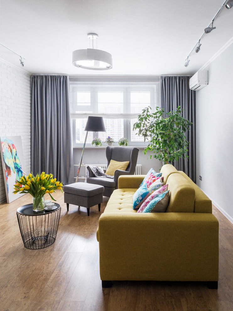 Abgetrenntes Modernes Wohnzimmer mit weißer Wandfarbe, braunem Holzboden, TV-Wand und braunem Boden in Moskau
