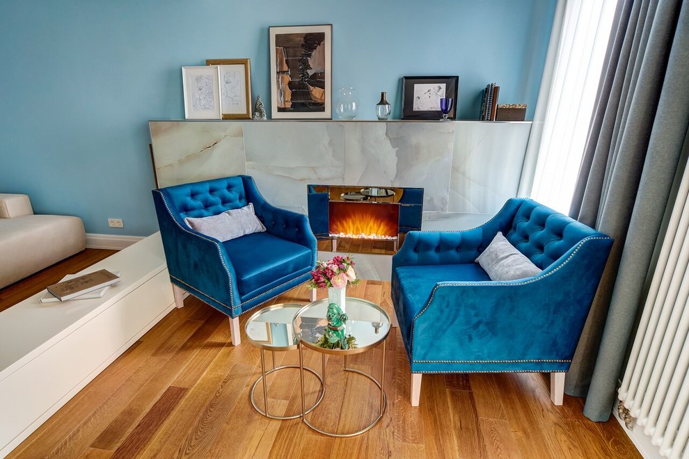Источник вдохновения для домашнего уюта: гостиная комната среднего размера в стиле неоклассика (современная классика) с синими стенами