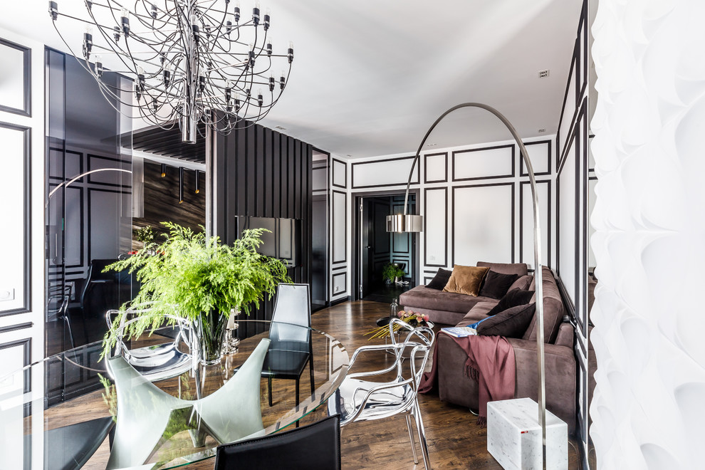 Foto di un grande soggiorno classico aperto con pareti bianche, pavimento in legno massello medio e TV a parete