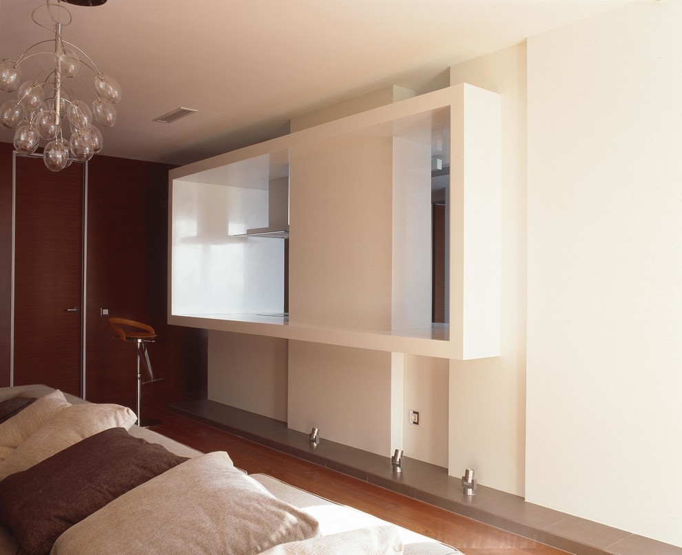 На фото: открытая гостиная комната в современном стиле с белыми стенами и паркетным полом среднего тона