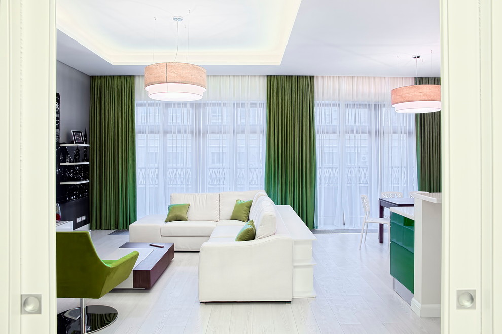 Свежая идея для дизайна: открытая гостиная комната в современном стиле с светлым паркетным полом - отличное фото интерьера