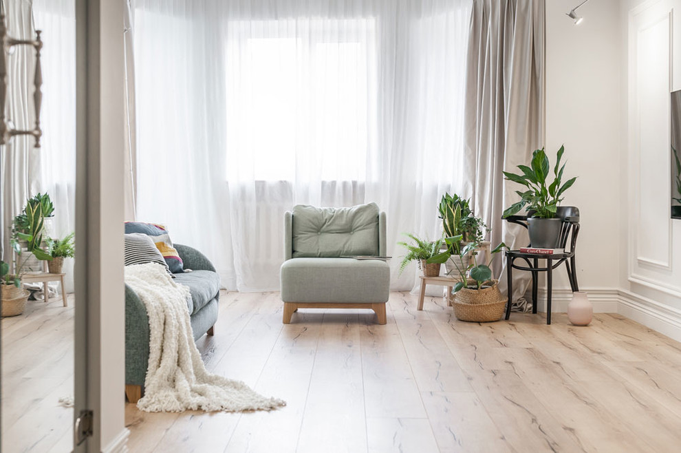 Foto di un soggiorno boho chic di medie dimensioni con pareti bianche, TV a parete, pavimento beige e pavimento in legno massello medio