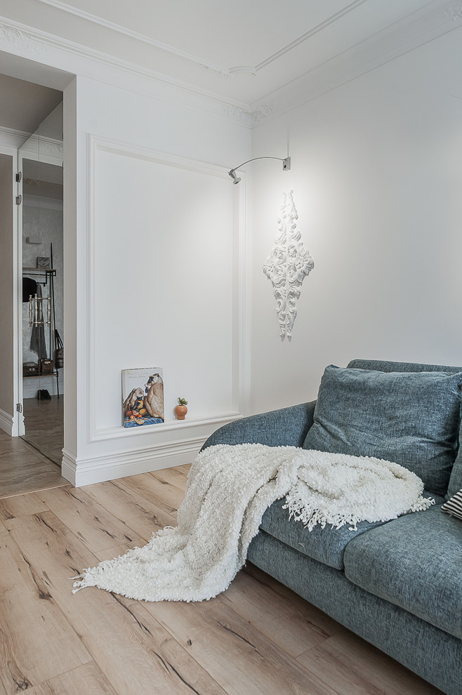 Источник вдохновения для домашнего уюта: гостиная комната в стиле фьюжн с белыми стенами, светлым паркетным полом, телевизором на стене и бежевым полом