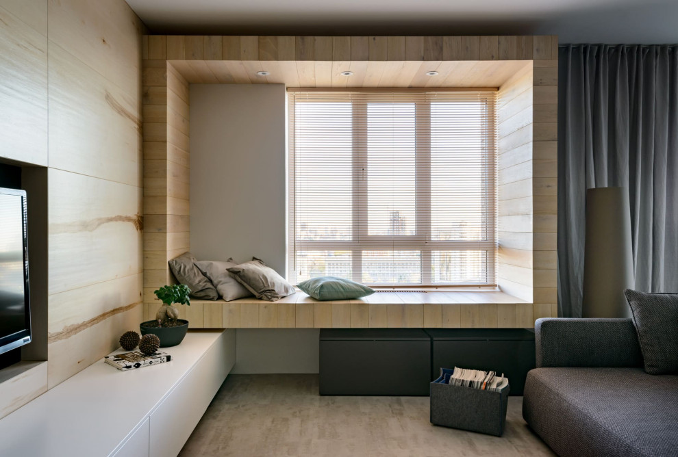 Стильный дизайн: гостиная комната в современном стиле с телевизором на стене и бежевым полом - последний тренд