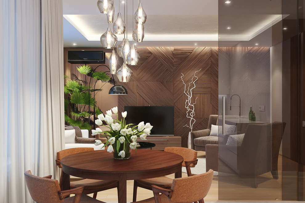 Esempio di un soggiorno contemporaneo di medie dimensioni e aperto con pareti marroni, parquet chiaro, TV autoportante e pavimento beige