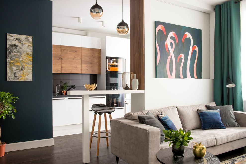 Immagine di un piccolo soggiorno minimal aperto con pareti bianche, parquet scuro, TV a parete e pavimento marrone