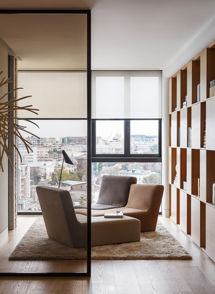 Ispirazione per un soggiorno design aperto con libreria, pareti bianche e camino bifacciale