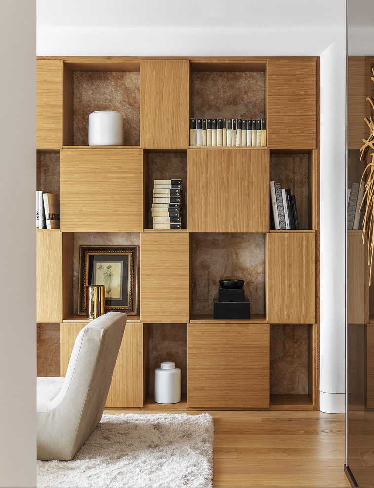 Идея дизайна: открытая гостиная комната в современном стиле с с книжными шкафами и полками, белыми стенами и двусторонним камином